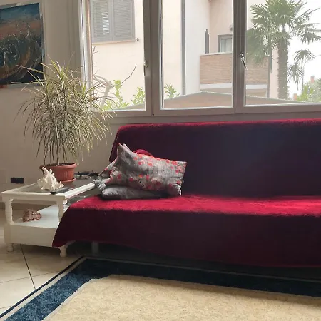 Mascot -di Marina . Una Stanza Privata *